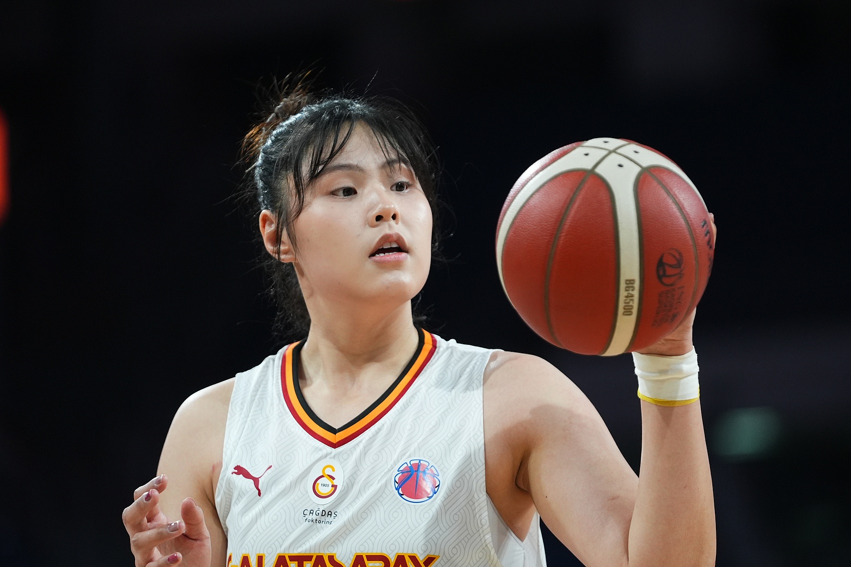 穩(wěn)定高效！李月汝9中6得到18分10板1助2斷1帽 罰球6中6